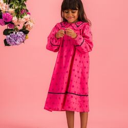 Our CREPUSCULE nightdress 🌺

100% organic cotton, Plain lining in organic cotton voile, Block print, Hand embroidery on the collar, Ladder lace at the bottom of the sleeves and on the front, Gathers on the front and back, Contrasted buttons.

#nightdress #nightwear #organic #kidfashion #bachaa